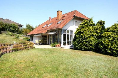 Traumhaftes Wohnjuwel mit Praxisanbau und Gartenidylle in Raboldshausen!