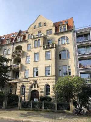 2-Zimmer-Wohnung im Regierungsviertel Parkett, Bad mit Wanne, Gäste WC