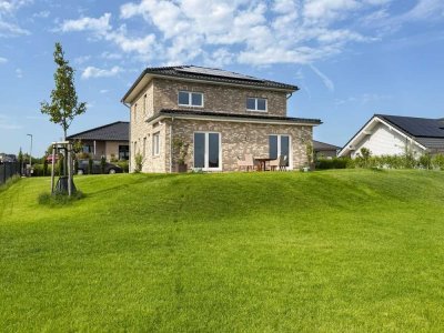Smart, nachhaltig, naturnah und sicher– Neubau in Feldrandlage mit Top-Ausstattung