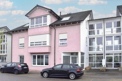 Nur wenige Schritte ins Grüne: Ruhige 3 Zimmer DG-Wohnung mit Balkon und TG-Stellplatz