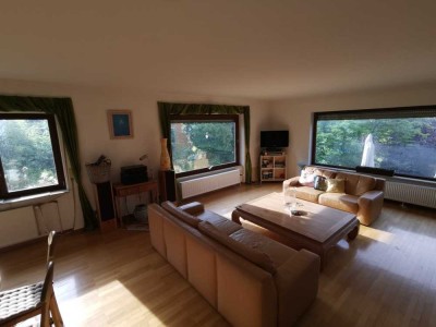 Geräumiges Wohnhaus mit zwei unabhängigen Wohneinheiten – ideal für Familien oder Kapitalanleger.