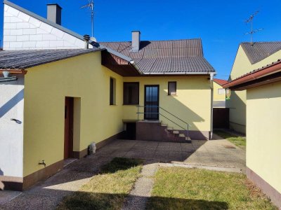Gemütliches Haus mit circa 400m² Garten + Hof + Garage + Hofgebäude