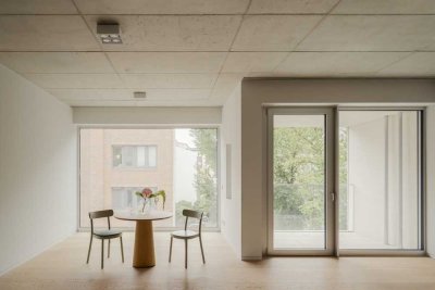 Exklusive Neubauwohnung geplant von Grüntuch Ernst Architekten mit Loggia sowie Zugang zu Gym & Spa