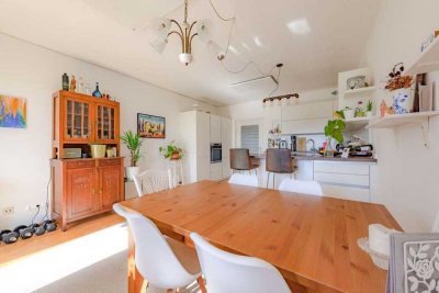 Stilvolle, modernisierte 2,5-Raum-Wohnung mit Balkon und EBK in Heinsberg