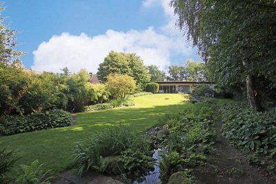 Großzügiges Wohnen auf einer Ebene mit Einliegertrakt, Pool und Parkgrundstück