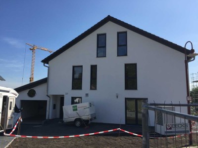 Neuwertige 6,5-Raum-Doppelhaushälfte Effiz.A+ mit geh. Innenausstattung in Lehrensteinsfeld