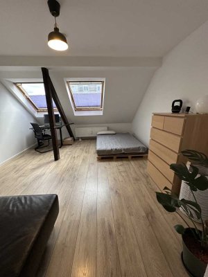 -RESERVIERT- NIPPESSO! Charmante Altbauwohnung über den Dächern von Nippes. An der alten Rösterei.