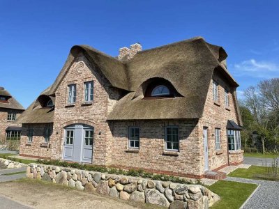 Exklusives Doppelhaus unter Reet -
mit Meerblick und genehmigter Ferienvermietbarkeit