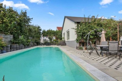Kein 0815 - 110qm Einfamilienhaus + etwa 60qm ausbaufähige Dachfläche, Pool, Orangerie, uvm!