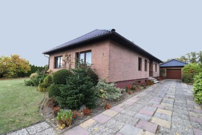 Gepflegter Bungalow mit Keller, Garage und großem herrlichen Grundstück !