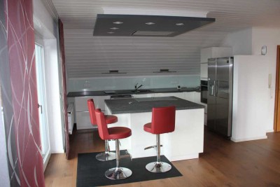 moderne 3-Zi-Wohnung (Studio) mit Balkon u Einbauküche mit Kochinsel