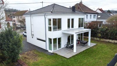 MODERNES EINFAMILIENHAUS MIT BLICK AUF DEN ROTENFELS – KOMFORT UND NATUR VEREINT | TERRASSE | EBK