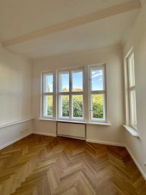 SCHMUCKSTÜCK- Sonnige, Neusanierte 3 Zi.-Traumaltbauwohnung mit Aufzug, Parkett und Balkon!