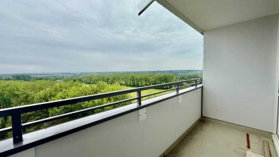Panoramablick inklusive: Lichtdurchflutete und leerstehende 1-Zimmer Wohnung mit Balkon