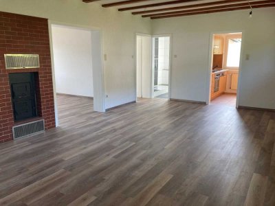 Großzügige gemütliche neu renovierte sonnige 4 - Zimmerwohnung. Zwei Balkone / plus Gartenanteil