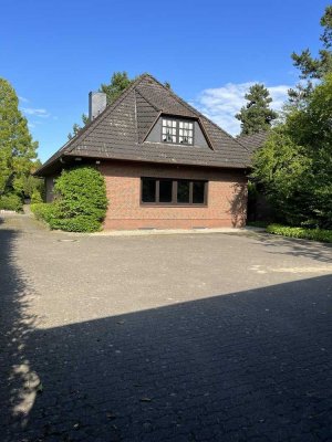 Freistehendes geräumiges Einfamilienhaus im Herzen von Rellingen
