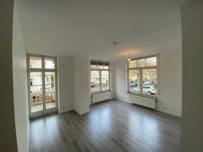 Stilvolle, renovierte 2,5-Zimmer-Hochparterre-Wohnung mit Balkon