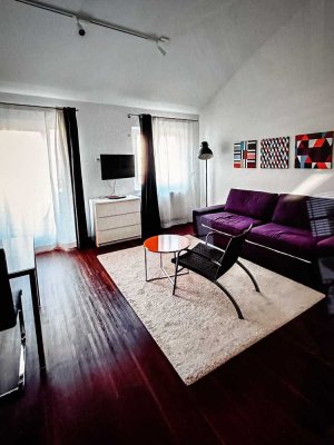 MÖBLIERTE, ATTRAKTIVE EINRAUMWOHNUNG MIT DACHTERRASSE