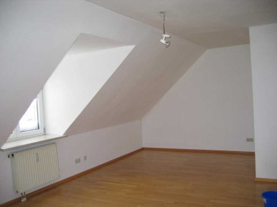 Stilvolle, geräumige und gepflegte 1-Zimmer-DG-Wohnung mit Einbauküche in Karlsfeld