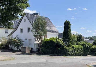 Wohnhaus mit Nebengebäuden in Lahnau-Atzbach