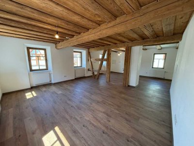 Sanierte 4-Zimmer-Wohnung mit Sichtbalken, Designbad und Gartenoption