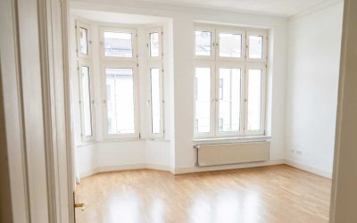 Altbau 4-Zimmer-Wohnung mit Balkon frisch renoviert
