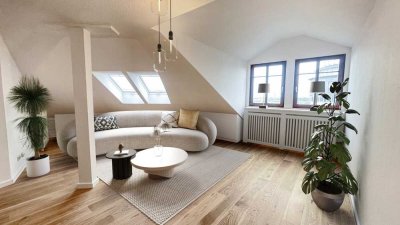Bezaubernde DG-Wohnung! Schöne, renovierte 2 Zimmer, Aufzug & bezugsfrei! Nahe der Altstadt!
