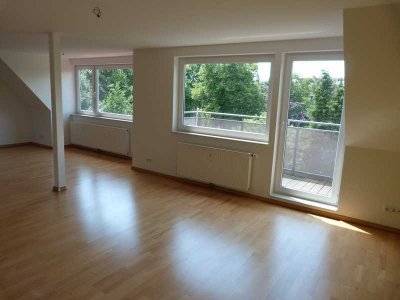 Großzügige 3-Zimmer-Dachgeschosswohnung mit sonnigem  Balkon und EBK in Alsternähe!