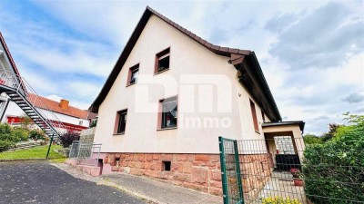 Umfangreich saniertes Zweifamilienhaus mit Terrasse + Balkon in gesuchter Ortsrandlage