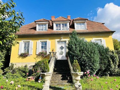 SCHMUCKSTÜCK IM GRÜNEN! Stilvolles Haus mit Einliegerwohnung und Poolanlage auf einem sonnenverwö