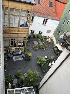 Stilvolle, geräumige und sanierte 2-Zimmer-Wohnung mit EBK in Regensburg