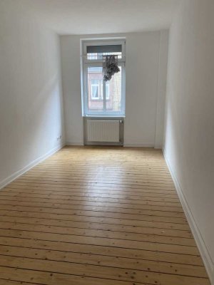 Komplett sanierte 3 ZKB mit Gäste-WC und Wohnküche in stilvollem Altbau!