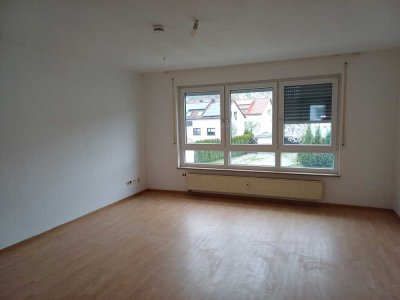 1 Zimmer Wohnung, im Vorraum kleine Küche und Einbauschränke  im 1 OG