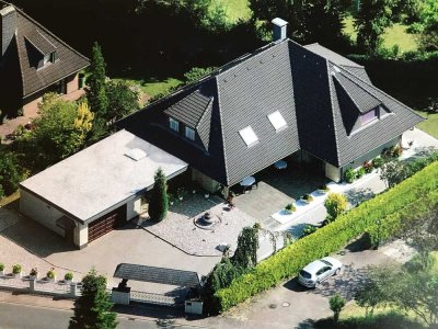 Großzügiges Einfamilienhaus mit Garten, Doppelgarage & vielseitigen Nutzungsmöglichkeiten