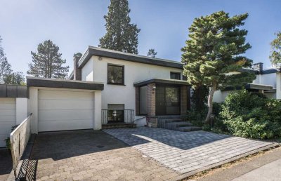 Exklusiv wohnen im Schlosspark Georgenborn: Saniertes Haus in absolut ruhiger Lage nah an Wiesbaden