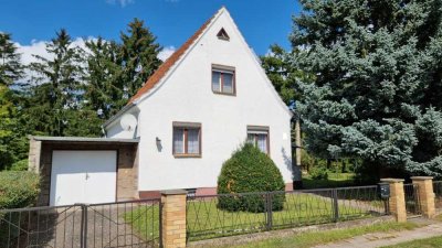 Einfamilienhaus, Bj.1935, ca. 120 m², 4 Zimmer, Veranda,
Garage und ca. 900 m² Grundstück in Teltow