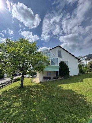 Gepflegtes Einfamilienhaus mit großem Garten, Wintergarten sowie 2 Garagen in 75395 Ostelsheim