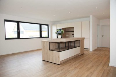 Traumhafte EG-Wohnung im Wacholder mit Terrasse, eigenem Garten und E-Ladestation.