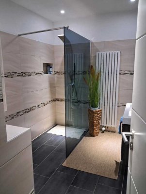 Eleganter Bungalow auf großzügigem Grundstück mit hochwertiger Ausstattung.