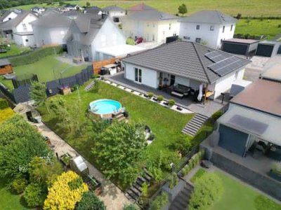 Energieeffizient und alles auf einer Ebene: Neubau-Bungalow mit unverbaubarem Fernblick