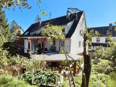 Stilvolles Reihenendhaus mit drei separaten Wohneinheiten