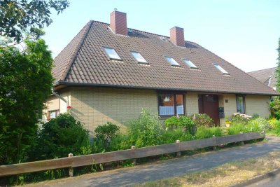 Ansprechende und vollst. renovierte 2,5-Zimmer-Hochparterre-Wohnung mit geh. Innenausstattung
