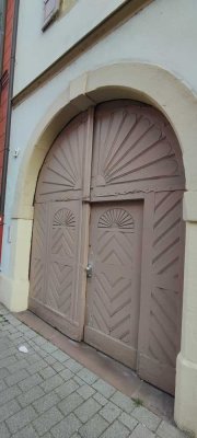 Individuelle Altbauwohnung in Domnähe