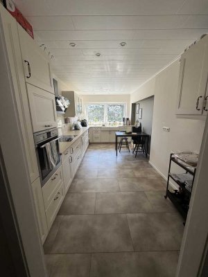 Kernsanierte 3-Zimmer-Wohnung mit Balkon, Ausblick ins Grüne & TG-Stellplatz