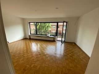 Renovierte, helle, ruhige 4 Zimmer Whg. KDB, Gäste WC, Balkon, Garage zum 01.11.25 frei