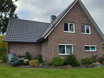 Helle Dachgeschoss-Wohnung mit drei Zimmern und Einbauküche am schönsten Rand von Bargteheide