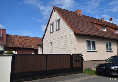 Kleines Einfamilienhaus (DHH) mit 2 Garagen und schönem Grundstück in Mackenrode