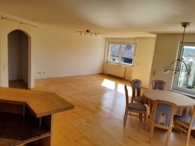 Wohnung und Einliegerwohnung, 2 Garagenplätzen und sehr viel Stauraum