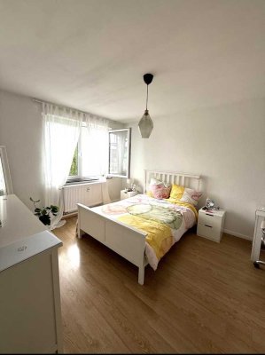 UNTERMIETE BEFRISTET Helle 2 Zimmer-Wohnung mit Balkon in Nippes - Dezember bis Februar inklusive