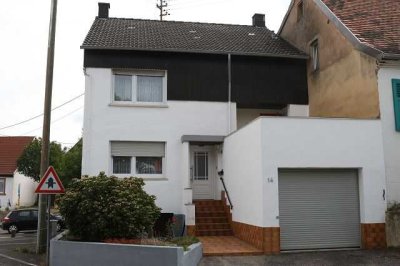 Teilrenoviertes Einfamilienhaus mit Garage und Balkon
